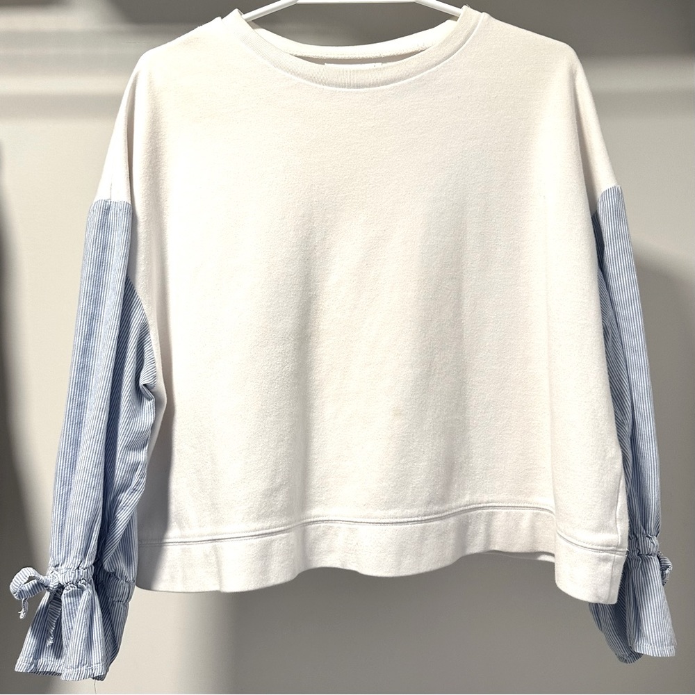 White cotton top with blouse pin striped tie sleeves. More of a cropped fit.
